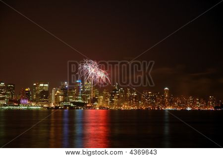 Fogos de artifício de dia de Canadá sobre Vancouver