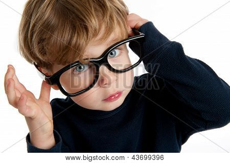 큰 안경으로 귀여운 소년