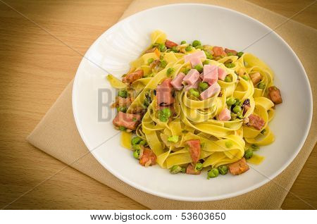 Tagliatelle with ham and peas