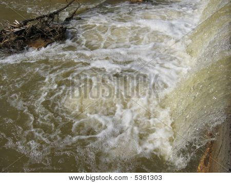 Un río fluye