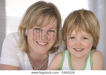 Portrait d'une heureuse mère et fils