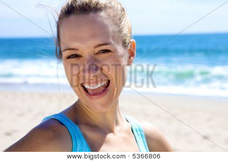 해변에서 아름 다운 여자