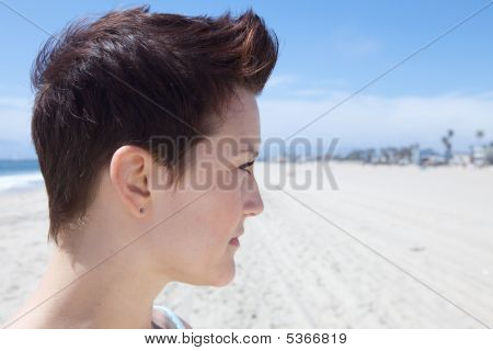 해변에서 아름 다운 여자