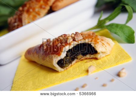 Pasty ugryziony ciasto francuskie wypełnione świeżym Szczaw