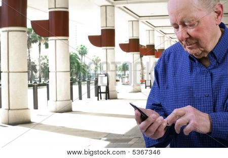 Yaşlı adam arama cep telefonu