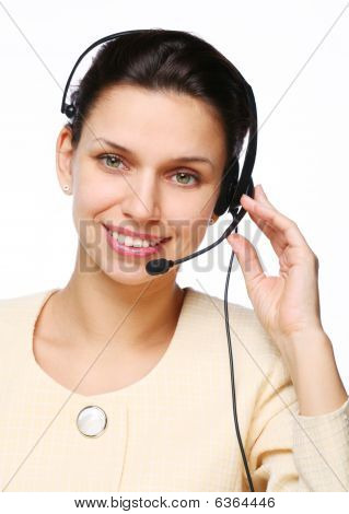 Mujer joven sonriente-operador.