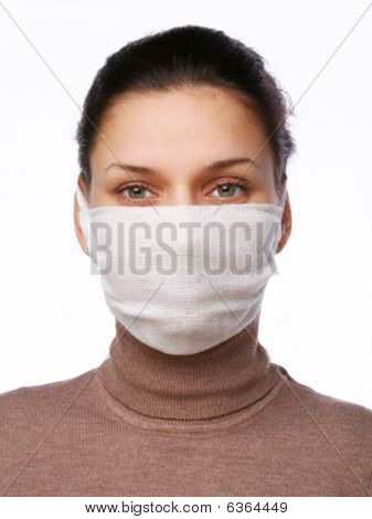 Mujer joven en Máscara médica