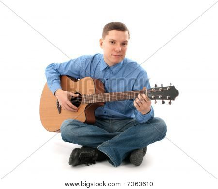 Mann mit Akustik-Gitarre