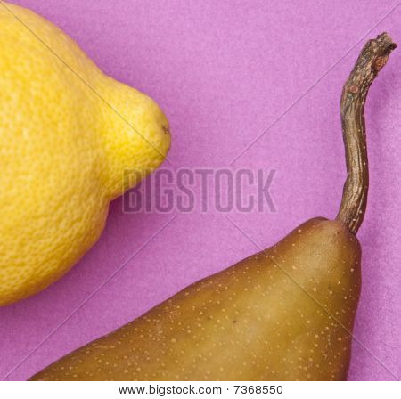 Limone e pera su viola