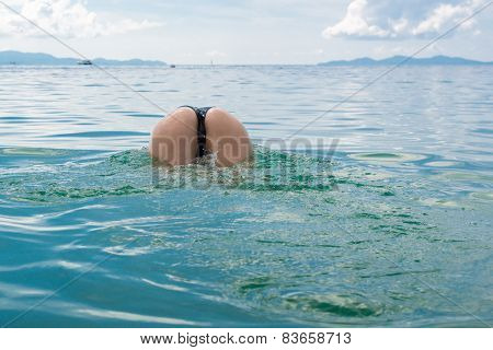 Girl jumped in the sea