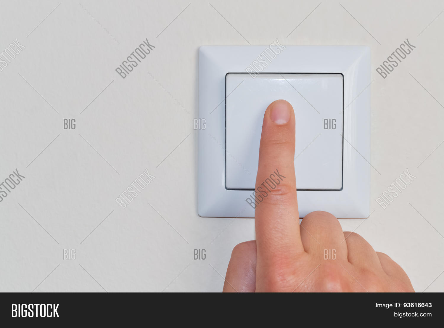 Рука на выключателе света. Turn off the lights. Проходной выключатель на лестнице. Выключенный выключатель. Правильное положение выключателя.