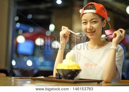 Little Girls Are Eating Bingsu Mango Cheese - Korean Dessert
