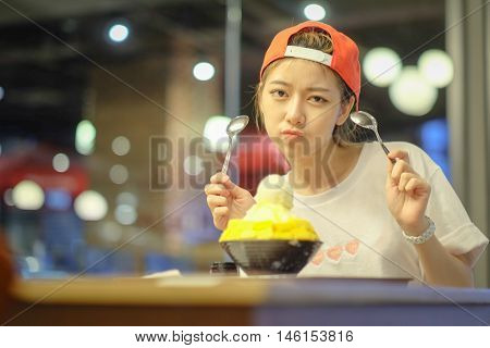 Little Girls Are Eating Bingsu Mango Cheese - Korean Dessert