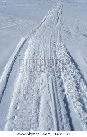Snescooter spor i sneen