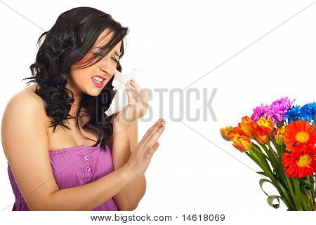 Mujer que tiene alergia de flores de primavera