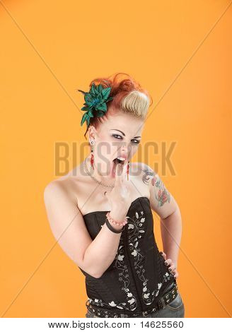 Lady enfiar seu dedo na boca