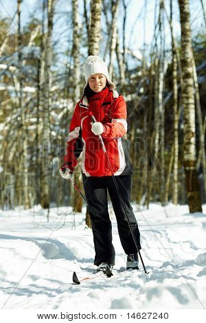 Ski dans la forêt