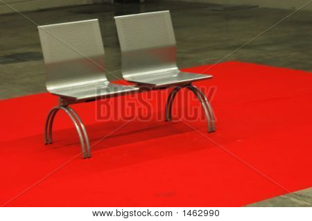 ベンチとレッド カーペット