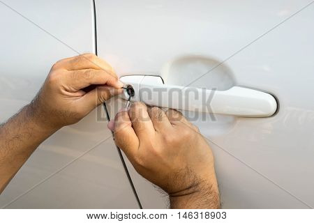 locksmith will open white car door service key
