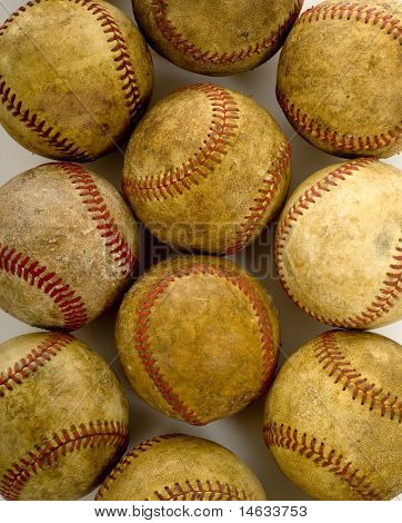 uno sfondo di palle da baseball vintage, antique, vecchi su uno sfondo bianco con spazio copia