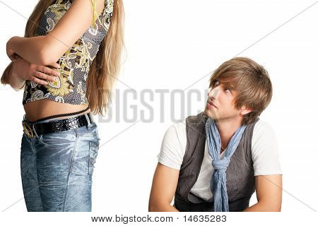 sittng uomini guarda a fondo donna