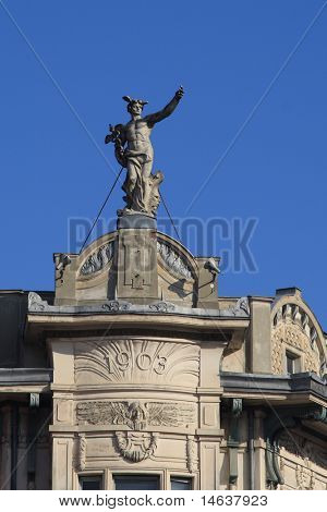 Statue af Mercure på toppen af en bygning i Ljubljana