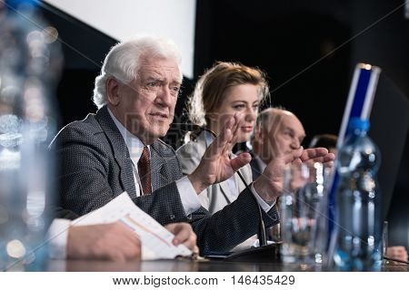 Important politicians taking part in press conference