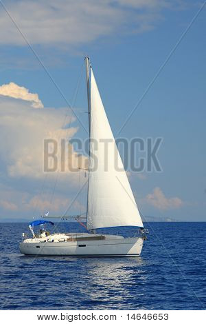 Velero en el mar Jónico Grecia