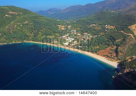 Vista aerea del villaggio di Parga Grecia - Lichnos beach girato dall'elicottero