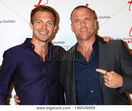 LOS ANGELES - SEP 8:  Micheel Roark, Sean Carrigan at the Young and The Resltless 11,000 Show Celebration at the CBS Television City on September 8, 2016 in Los Angeles, CA