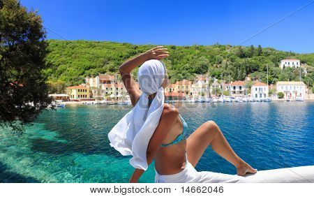 Donna giovane e bella rilassante sulla spiaggia in Grecia