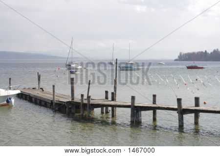 Jezero v Alpách a jachty