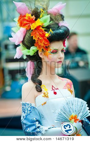 Creativo make up e abbigliamento Visualizza