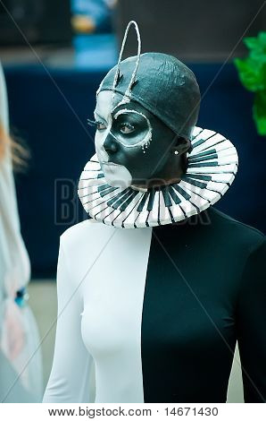 modello in nero/bianco su VIII Open Championship per il trucco creativo internazionale KOSMETIK