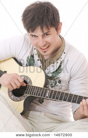 Mann mit Gitarre, isoliert auf weiss