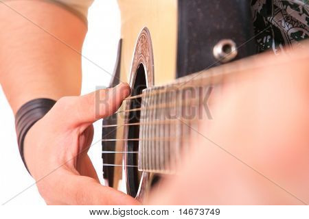 Mann mit Gitarre, isoliert auf weiss