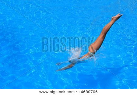 Söt blond kvinna njuter en swimmingpool i Grekland