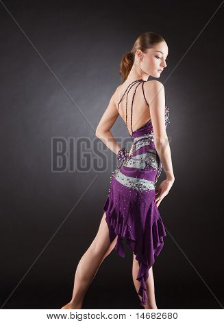 Dançarino profissional em vestido violeta