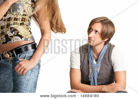 sittng uomini guarda a fondo donna