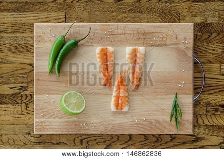 Sashimi shrimp in a wooden tray