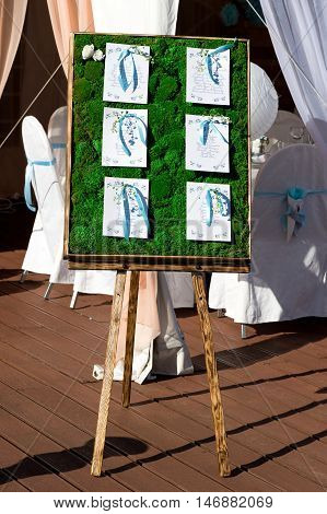 Plan rasskazki of wedding guests on the panel of moss. Wedding decoration