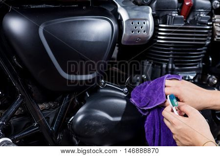 Motorcycles detailing series : Cleaning vintage motorcycle engine with purple cloth
