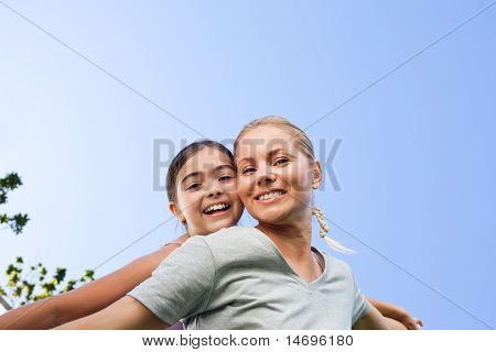 母亲和她的女儿 Laughting 在公园