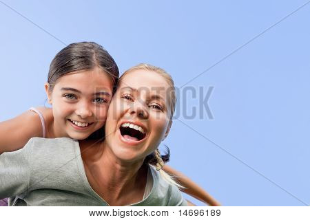 母亲和她的女儿 Laughting 在公园