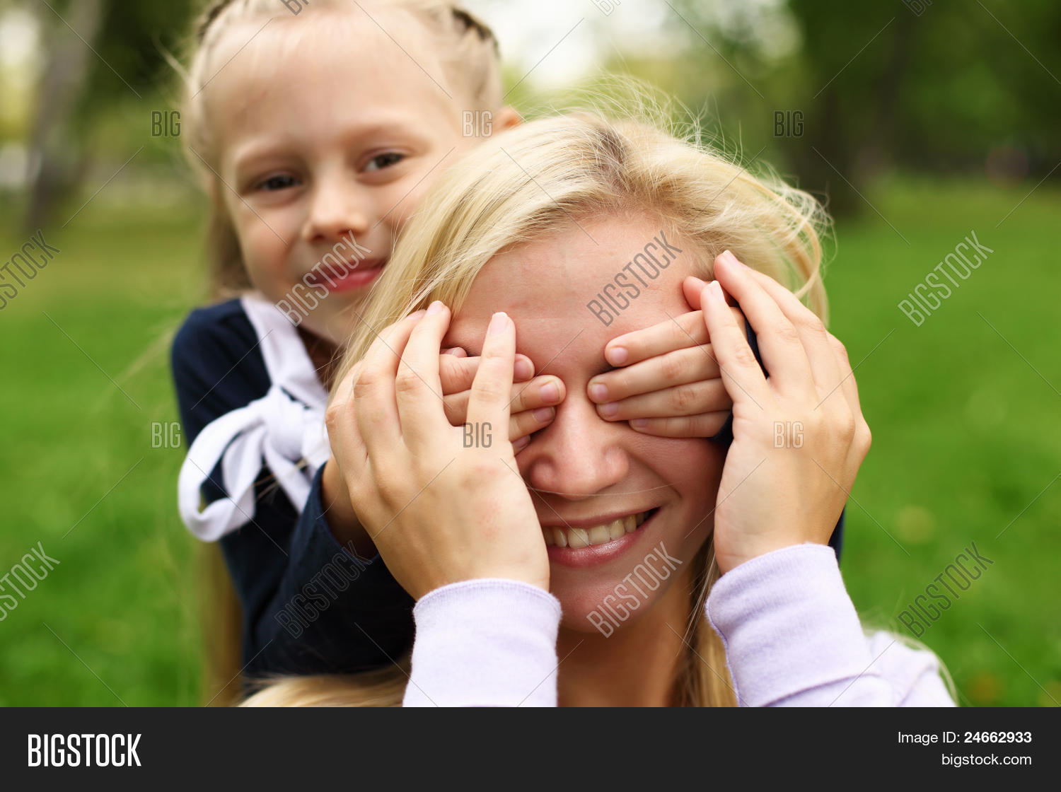 дети закрывают глаза ладошками. отец закрывает глаза ребенку. довольная мама. мама ребенок с закрытыми глазами. мама закрыла глаза.