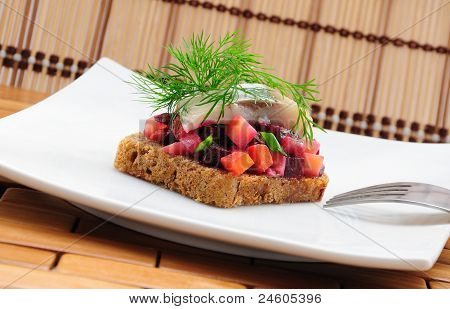 Brötchen mit Roggenbrot, Hering und Gemüse