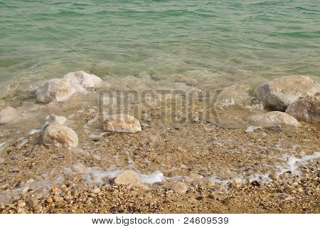 Соленой водой из Мертвого моря пород