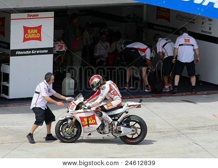 SEPANG, Malezja - 21 października: Zawodnik MotoGP Marco Simoncelli wraca do garażu po wolna etapem