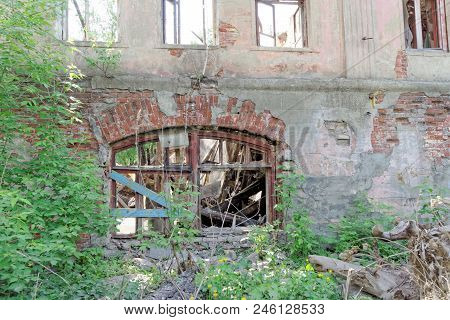 Demolition Of An Abandoned Residential Stone Two-story House On Sovetskaya Street 2a. A Surviving Wa