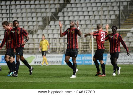KAPOSVAR, Hungría - 15 de octubre: Honved jugadores celebran en un fútbol de Campeonato Nacional Húngaro